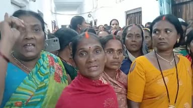 सिरदला प्रखंड कार्यालय का तेरह सौ समूह के महिलाओं ने ब्लॉक कार्यालय का घेराव कर जीविका प्रबंधक पर लगाया गंभीर आरोप.