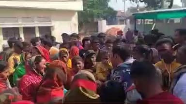 सिकंदरपुर: सिवानकला में पंचायत भवन के गेट पर अंबेडकर जी का नाम लिखने का विरोध, उग्र भीड़ ने तोड़ा नवनिर्मित गेट; पुलिस बल तैनात