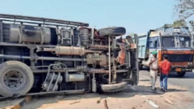 पीसांगन: मांगलियावास थाना प्रभारी दिनेश चौधरी के नेतृत्व में राष्ट्रीय राजमार्ग पर अवैध सर्विस सेंटरों के खिलाफ की गई कार्रवाई