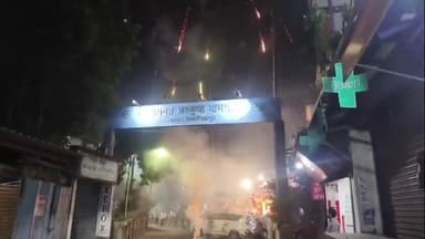 ইসলামপুর: নিষেধাজ্ঞা উপেক্ষা করে মহকুমা হাসপাতাল চত্বরে আতশবাজির তাণ্ডব! ইসলামপুর মহকুমা হাসপাতালে এমনই উদ্বেগজনক দৃশ্য