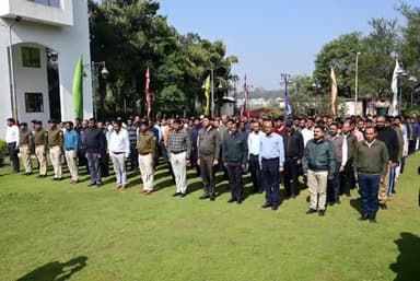 संविधान दिवस के अवसर पर पुलिस मुख्यालय प्रांगण मेंपदाधिकारियों/कर्मियों नेसामूहिक रूप से संविधान कीप्रस्तावनाकावाचनकिया