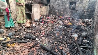 चिखली: सकोदरा में भीषण आग से गरीब परिवार बेघर, 15 लाख का नुकसान, परिवार सड़क पर आया