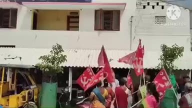 கிருஷ்ணராயபுரம்: கிருஷ்ணராயபுரம் பேரூராட்சி அலுவலகத்தில் பொதுமக்கள் முற்றுகை போராட்டத்தில் ஈடுபட்டனர்