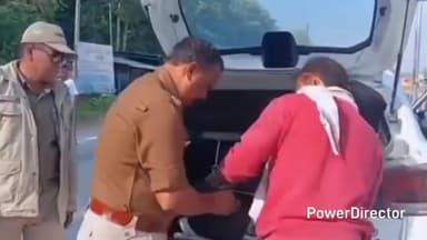 लालकुऑ: सुभाषनगर स्थित पुलिस चेक पोस्ट पर वाहन चेकिंग अभियान, कई गाड़ियों से काली फिल्म निकाली गई