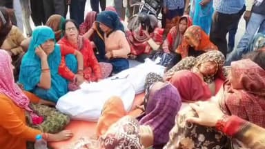 भिंड: मृतक के शव को कलेक्ट्रेट चौराहे पर रखकर परिजनों ने किया चक्का जाम