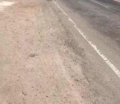 જસદણ: જસદણ આટકોટ પાંચ વડા રોડ પર ફોર વ્હીલર રોડ નીચે ઉતરી ગય હતી ધટના સ્થળે સેવા ભાવી લોકો દોડી ગયા હતા