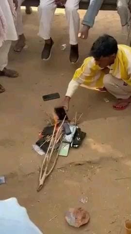 डीग: साइबर ठगी के खिलाफ ग्रामीणों ने उठाया सख्त कदम, गांव करमूका में पंचायत ने लिया बड़ा फैसला, दर्जनों मोबाइल फोन जलाए