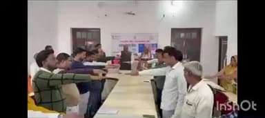 गोला गोकरणनाथ: गोला नगर पालिका परिषद में उ.प्र. गौसेवा आयोग के सदस्य राजेश सिंह सेंगर ने संविधान पालन की शपथ दिलाई