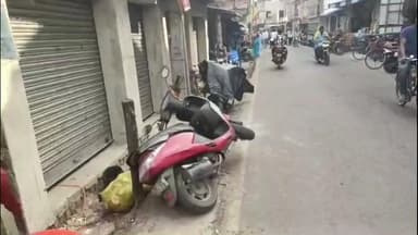 নন্দীগ্রাম ১: বাজারের মধ্যে যত্রতত্ৰ অবৈধ পার্কিং সরিয়ে আজ নন্দীগ্রাম বাজারের যানজট মুক্ত করলেন থানার IC প্রসেনজিৎ দত্ত