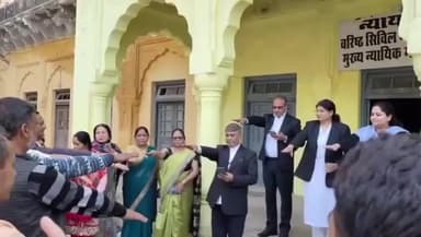 डीग: न्यायालय परिसर डीग में संविधान दिवस पर संविधान की प्रस्तावना की ली गई शपथ