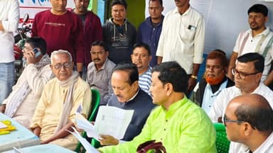 কেতুগ্রাম ১: SIR শুরু হতেই রাজ্যজুড়ে তৎপর শাসক শিবির, কেতুগ্রামে বিশেষ SIR ওয়ার রুমের তদারকি করলেন MP ও MLA