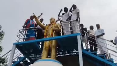 கந்தர்வகோட்டை: VCK மாவட்டச் செயலாளர் இளமதி அசோகன் தலைமையில் அம்பேத்கர் சிலைக்கு மாலை அணிவித்து உறுதிமொழி ஏற்றனர் அரசியலமைப்பு சட்ட நாளை முன்னிட்டு நடைபெற்றது