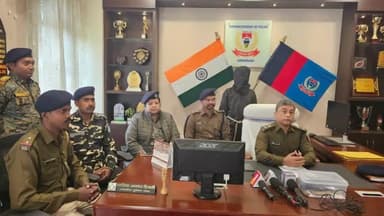 भाकपा (माओ) संगठन का 01 लाख ईनामी दस्ता सदस्य हथियार एवं कारतूस के साथ गिरफ्तार
@policelohardaga एवं @SSB_INDIA कोसफलता