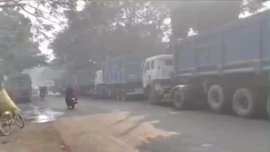 पाकुड़: पाकुड़ शहर में नो-एंट्री कागज़ी, सड़क किनारे ट्रकों का कब्ज़ा,आदेश बेअसर, प्रशासन नदारद #pakur #no #action #police