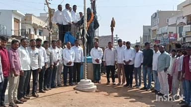 కొడంగల్: రాజ్యాంగ దినోత్సవాన్ని పురస్కరించుకుని కుల్కచర్ల లో అంబేద్కర్ విగ్రహానికి పూలమాల వేసి నివాళులు అర్పించిన నాయకులు