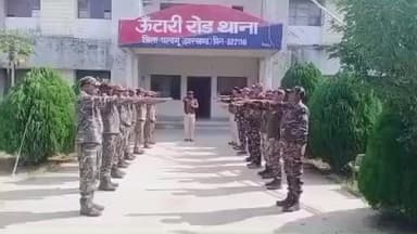 उंटारी रोड: ऊंटारी रोड थाना परिसर में संविधान दिवस पर थाना प्रभारी और पुलिस कर्मियों ने शपथ ली