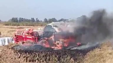 चान्हो: सरईटोली में धान मिंझाई के दौरान ट्रैक्टर में लगी आग, वाहन जलकर खाक