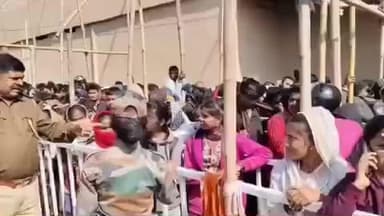 मोहम्मदगंज: रांची के जेएससीए स्टेडियम में टिकटों की बिक्री तेज, पलामू से भी दर्शक टिकट खरीदने पहुंचे