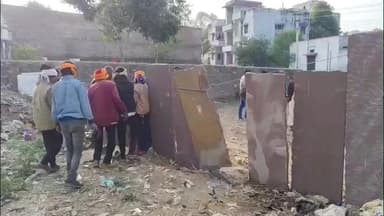 देेवगढ़: देवगढ़ में सनसनी: पुलिस थाने के पास खाली भूखंड पर संदिग्ध अवस्था में लटका मिला 35 वर्षीय युवक का शव