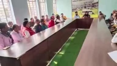 पकड़ी दयाल: पकड़ीदयाल अनुमंडल सभागार में पीडीएस दुकानदारों और आपूर्ति पदाधिकारी की बैठक हुई, कम वजन अनाज देने पर होगी कार्रवाई