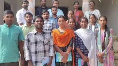 దోమకొండ: దోమకొండలోని గడికోటను క్షేత్రస్థాయిలో పర్యటించిన, సౌత్ క్యాంపస్ విద్యార్థులుకు, వివరించిన ట్రస్ట్ నిర్వాహకుడు బాబ్జి