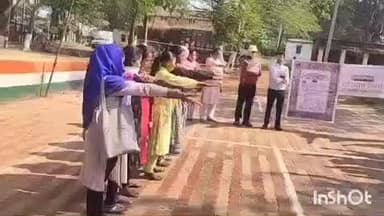 मनोहरपुर: मनोहरपुर प्रखंड परिसर में संविधान दिवस पर अधिकारियों व कर्मियों को दिलाई गई शपथ