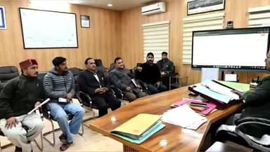 जोशियाड़ा: डीएम ने पीजी कॉलेज के प्राचार्य व छात्रसंघ प्रतिनिधियों के साथ बैठक की, सरकारी योजनाओं की समीक्षा की