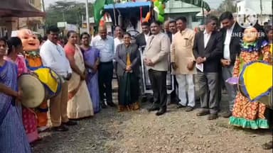 ಕುಂದಗೋಳ: ಕುಂದಗೋಳದಲ್ಲಿ ಸಂವಿಧಾನ ದಿನಾಚರಣೆ: ಜಾಗೃತಿ ಜಾಥಾಗೆ ನ್ಯಾಯಾಧೀಶರಿಂದ ಚಾಲನೆ