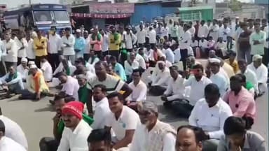 ತಿಕೋಟಾ: ಪಟ್ಟಣದಲ್ಲಿ ದ್ರಾಕ್ಷಿ ವಿಮೆ ಹಣಕ್ಕಾಗಿ ರೈತರಿಂದ ಬೀದಿಗಿಳಿದು ಪ್ರತಿಭಟನೆ