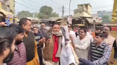 नरसिंहगढ़: संतोष वर्मा के बयान के बाद नरसिंहगढ़ में ब्राह्मण समाज का फूटा गुस्सा, सड़क पर चप्पलें मारीं और पुतला फूंका