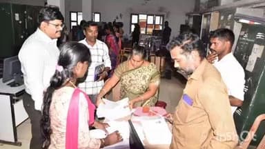 திருவாரூர்: குடவாசல் வட்டாட்சியர் அலுவலகங்களில் வாக்காளர் சிறப்பு தீவிர திருத்தம் தொடர்பான பணிகளை ஆட்சியர் ஆய்வு