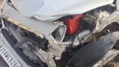 ਫਿਲੌਰ: ਗੁਰਾਇਆਂ ਦੇ ਫਲਾਈ ਓਵਰ ਵਿਖੇ ਗੱਡੀ ਦਾ ਟਾਇਰ ਫਟਣ ਕਾਰਨ ਗੱਡੀ ਪੁੱਲ ਹੇਠਾਂ ਨੀਚੇ ਡਿੱਗੀ