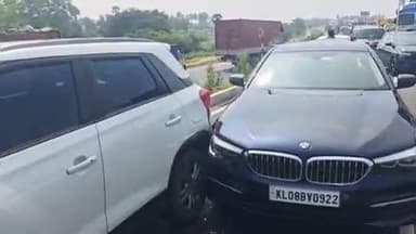 ஊத்துக்குளி: செங்கப்பள்ளியில் தேசிய நெடுஞ்சாலையில் அடுத்தடுத்து 4 கார்கள் மோதி விபத்து