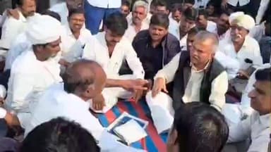 सेड़वा: सेड़वा के तरला में नहर पर किसानों का धरना जारी, पूर्व विधायक ने अधिकारियों को लगाई फटकार