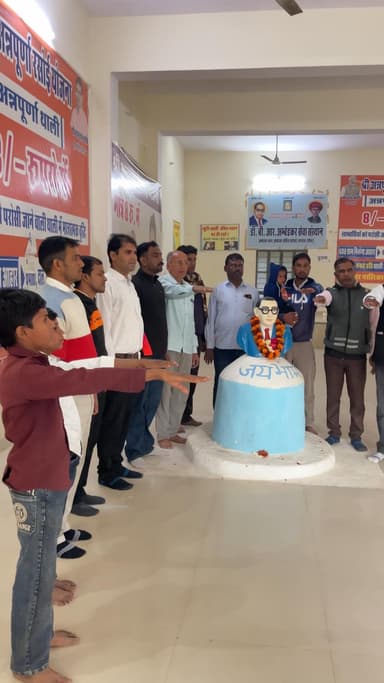 #खण्डेला के अम्बेडकर सामुदायिक भवन में जनसेवक किशोर दुल्हेपुरा ने बहुजन समाज के प्रबुद्ध सदस्यों के साथ बाबा साहब के चित्र पर पुष्प अर्पित कर संविधान की प्रस्तावना को पढ़कर एवं संविधान को बचाने की शपथ लेकर "संविधान दिवस" धूमधाम से मनाया।