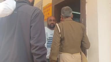 माधौगढ़: रुद्रपुरा गांव के ग्रामीणों ने एसडीएम पर लगाए आरोप, कहा- शिकायत नहीं सुनी और दरवाजा किया बंद