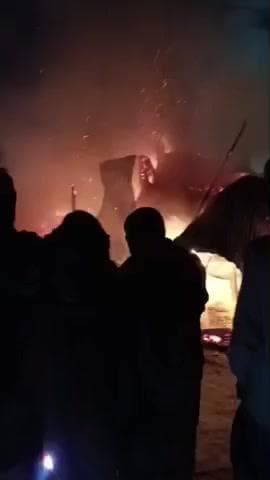 बरहरा: लतरहा में आग की चपेट में आने से एक ही परिवार के तीन घर जलकर हुए स्वाहा