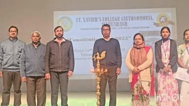 महुआडांड़: संविधान दिवस पर संत जेवियर महाविद्यालय महुआडांर में प्रोफेसरों और छात्रों को दिलाई गई संविधान की शपथ
