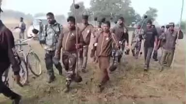 भरनो: सुपा महुआ टोली पतरा से वन विभाग की टीम ने 18 जंगली हाथियों के झुंड को खदेड़ा