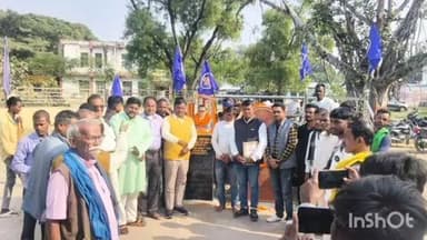 दरियापुर: संविधान दिवस पर दरियापुर में कार्यकर्ताओं ने बाबा साहेब को श्रद्धांजलि अर्पित की