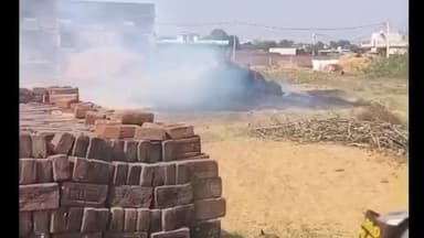 पेशरार: जुरिया में किसान का पुआल जलकर राख, संकरी गली के कारण दमकल नहीं पहुंची, हजारों का हुआ नुकसान