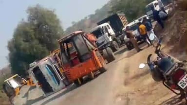 बुहाना: चिरानी के पास अनियंत्रित होकर रोड़ी से भरे दो ट्रोले पलटे, सड़क पर लगा जाम