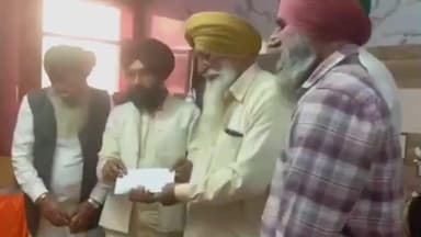 ਖਰੜ: ਖਰੜ ਵਿਖੇ ਵਿਧਾਇਕ ਚਰਨਜੀਤ ਸਿੰਘ ਚੰਨੀ ਨੇ ਪਿੰਡਾਂ ਦੇ ਪੰਚਾਂ ਸਰਪੰਚਾਂ ਨੂੰ ਵੰਡੇ ਗਰਾਂਟ ਦੇ ਚੈੱਕ