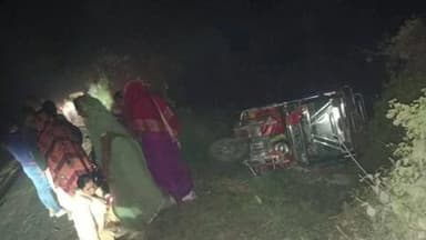 बनमनखी: टोटो साइड देने के दौरान गड्ढे में पलटी, यात्री घायल; जीबछपुर रोड चौड़ीकरण की मांग तेज