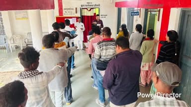 अमरवाड़ा: जनपद पंचायत में संविधान दिवस के अवसर पर जनपद सदस्य मंतलाल परतेती सीईओ जयदेव शर्मा ने कर्मचारियों को शपथ दिलवाई