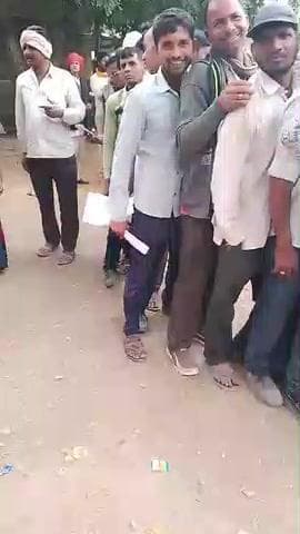 बिनोता गांव में यूरिया खात के लिए लगी लाइन लंबी