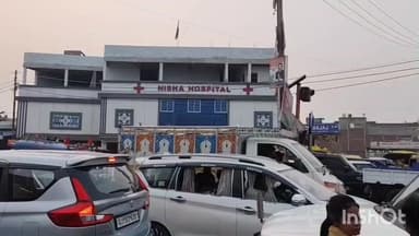 सोरांव: होलागढ़ मोड़ व मुख्य चौराहे पर बेतरतीब वाहनों से रोज लग रहा जाम, राहगीरों को नहीं मिल रहा निजात