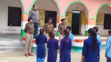 बैरगनियां: संविधान दिवस पर बैरगनिया थाना प्रभारी का स्कूलों में दौरा, छात्रों को दिए जिम्मेदार नागरिक बनने के संस्कार