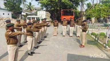 बरहरुवा: बरहरवा थाना परिसर में संविधान दिवस पर पुलिस अधिकारियों व जवानों ने ली शपथ