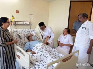 ചെങ്ങന്നൂർ: പരുമലയിലെ സ്വകാര്യ ആശുപത്രിയിൽ ചികിത്സയിൽ കഴിയുന്ന മുൻ മന്ത്രി ജി സുധാകരനെ രമേശ് ചെന്നിത്തല സന്ദർശിച്ചു